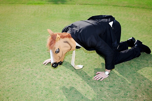 포토 JPG 주간 전신 서양인 외국인 해외기획촬영 해외 라이프스타일 2011년태국 남자 엎드리기 스포츠 포즈 골프 비즈니스 모션 골프장 필드 그림자 가면 한명 사람 정장 잔디 20대 성인 야외 라이프 초록색 레포츠 구기 비즈니스맨 동물가면 말가면 남자만 남자한명만 성인남자만 청년만 청년남자만 청년남자한명만 성인한명만 성인남자한명만 성인만 국내포토 자연요소 식물 1 옷 컬러 스포츠시설 레저 인종 청년 생활 직장인 파일형식