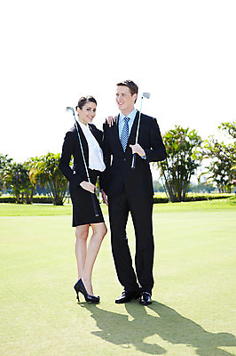 포토 JPG 주간 전신 서양인 외국인 나무 식물 해외기획촬영 해외 라이프스타일 여자 2011년태국 남자 스포츠 포즈 골프 비즈니스 모션 골프장 필드 골프클럽 그림자 서기 미소 웃음 들기 사람 정장 잔디 20대 성인 야외 두명 라이프 초록색 레포츠 구기 기댐 골프채 비즈니스맨 비즈니스우먼 청년만 성인만 국내포토 자연요소 옷 컬러 스포츠시설 레저 골프용품 표정 인종 청년 생활 직장인 파일형식