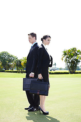포토 JPG 주간 전신 서양인 외국인 나무 식물 해외기획촬영 해외 라이프스타일 여자 2011년태국 남자 스포츠 포즈 골프 서류가방 가방 비즈니스 모션 골프장 필드 그림자 서기 들기 사람 정장 잔디 20대 성인 야외 두명 라이프 초록색 레포츠 구기 모임 비즈니스맨 비즈니스우먼 청년만 성인만 국내포토 자연요소 잡화 옷 컬러 스포츠시설 레저 인종 청년 생활 직장인 파일형식
