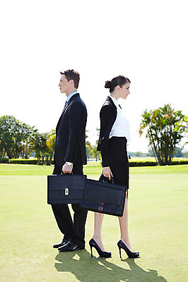 포토 JPG 주간 전신 서양인 외국인 나무 식물 해외기획촬영 해외 라이프스타일 여자 2011년태국 남자 스포츠 포즈 골프 서류가방 가방 비즈니스 모션 골프장 필드 그림자 서기 들기 사람 정장 잔디 20대 성인 야외 두명 라이프 옆모습 초록색 레포츠 구기 모임 비즈니스맨 비즈니스우먼 청년만 성인만 국내포토 자연요소 잡화 옷 뷰포인트 컬러 스포츠시설 레저 인종 청년 생활 직장인 파일형식