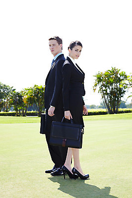 포토 JPG 주간 전신 서양인 외국인 나무 식물 해외기획촬영 해외 라이프스타일 여자 2011년태국 남자 스포츠 포즈 골프 서류가방 가방 비즈니스 모션 골프장 필드 그림자 서기 들기 사람 정장 잔디 20대 성인 야외 두명 라이프 옆모습 초록색 레포츠 구기 모임 비즈니스맨 비즈니스우먼 청년만 성인만 국내포토 자연요소 잡화 옷 뷰포인트 컬러 스포츠시설 레저 인종 청년 생활 직장인 파일형식