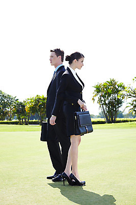 포토 JPG 주간 전신 서양인 외국인 나무 식물 해외기획촬영 해외 라이프스타일 여자 2011년태국 남자 스포츠 포즈 골프 서류가방 가방 비즈니스 모션 골프장 필드 그림자 서기 들기 사람 정장 잔디 20대 성인 야외 두명 라이프 옆모습 초록색 레포츠 구기 모임 비즈니스맨 비즈니스우먼 청년만 성인만 국내포토 자연요소 잡화 옷 뷰포인트 컬러 스포츠시설 레저 인종 청년 생활 직장인 파일형식