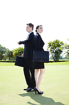 포토 JPG 주간 전신 서양인 외국인 나무 식물 해외기획촬영 해외 라이프스타일 여자 2011년태국 남자 스포츠 포즈 골프 서류가방 가방 비즈니스 모션 골프장 필드 그림자 서기 들기 사람 정장 잔디 20대 성인 야외 두명 라이프 옆모습 초록색 레포츠 구기 모임 비즈니스맨 비즈니스우먼 청년만 성인만 국내포토 자연요소 잡화 옷 뷰포인트 컬러 스포츠시설 레저 인종 청년 생활 직장인 파일형식