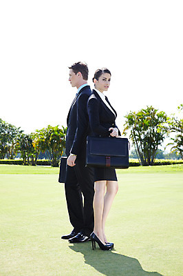 포토 JPG 주간 전신 서양인 외국인 나무 식물 해외기획촬영 해외 라이프스타일 여자 2011년태국 남자 스포츠 포즈 골프 서류가방 가방 비즈니스 모션 골프장 필드 그림자 서기 들기 사람 정장 잔디 20대 성인 야외 두명 라이프 옆모습 초록색 레포츠 구기 모임 비즈니스맨 비즈니스우먼 청년만 성인만 국내포토 자연요소 잡화 옷 뷰포인트 컬러 스포츠시설 레저 인종 청년 생활 직장인 파일형식