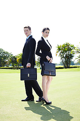 포토 JPG 주간 전신 서양인 외국인 나무 식물 해외기획촬영 해외 라이프스타일 여자 2011년태국 남자 스포츠 포즈 골프 서류가방 가방 비즈니스 모션 골프장 필드 그림자 서기 들기 사람 정장 잔디 20대 성인 야외 두명 라이프 초록색 레포츠 구기 모임 비즈니스맨 비즈니스우먼 청년만 성인만 국내포토 자연요소 잡화 옷 컬러 스포츠시설 레저 인종 청년 생활 직장인 파일형식