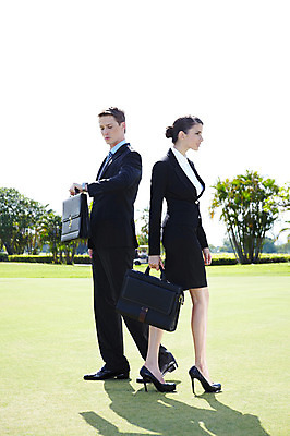 포토 JPG 주간 전신 서양인 외국인 나무 식물 해외기획촬영 해외 라이프스타일 여자 2011년태국 남자 스포츠 포즈 골프 서류가방 가방 비즈니스 모션 골프장 필드 그림자 서기 들기 사람 정장 잔디 20대 성인 야외 두명 라이프 초록색 레포츠 구기 모임 비즈니스맨 비즈니스우먼 청년만 성인만 국내포토 자연요소 잡화 옷 컬러 스포츠시설 레저 인종 청년 생활 직장인 파일형식