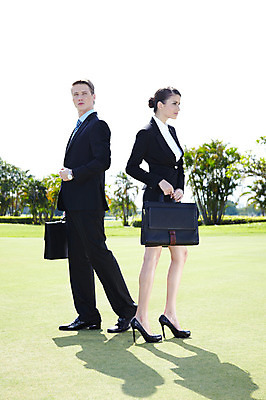 포토 JPG 주간 전신 서양인 외국인 나무 식물 해외기획촬영 해외 라이프스타일 여자 2011년태국 남자 스포츠 포즈 골프 서류가방 가방 비즈니스 모션 골프장 필드 그림자 서기 들기 사람 정장 잔디 20대 성인 야외 두명 라이프 초록색 레포츠 구기 모임 비즈니스맨 비즈니스우먼 청년만 성인만 국내포토 자연요소 잡화 옷 컬러 스포츠시설 레저 인종 청년 생활 직장인 파일형식