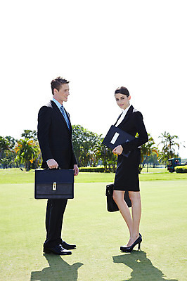 포토 JPG 주간 전신 서양인 외국인 나무 식물 해외기획촬영 해외 라이프스타일 여자 2011년태국 남자 스포츠 포즈 골프 서류가방 가방 비즈니스 모션 골프장 필드 그림자 서기 미소 웃음 들기 사람 정장 잔디 20대 성인 야외 두명 라이프 옆모습 초록색 레포츠 구기 마주보기 모임 비즈니스맨 비즈니스우먼 결재판 결제판 청년만 성인만 국내포토 자연요소 잡화 옷 뷰포인트 컬러 스포츠시설 레저 표정 인종 청년 생활 사무용품 직장인 결재 파일형식