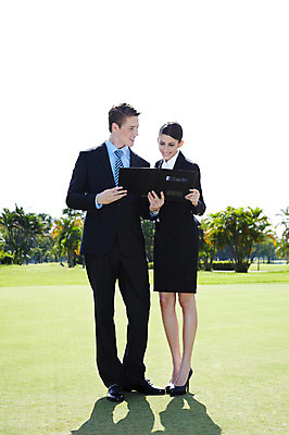 포토 JPG 주간 전신 서양인 외국인 나무 식물 해외기획촬영 해외 라이프스타일 여자 2011년태국 남자 종이 스포츠 포즈 골프 비즈니스 모션 골프장 필드 그림자 서기 미소 웃음 들기 사람 정장 잔디 20대 성인 야외 두명 라이프 초록색 레포츠 구기 비즈니스맨 비즈니스우먼 문서 결재판 결제판 청년만 성인만 국내포토 자연요소 옷 컬러 스포츠시설 레저 표정 인종 청년 생활 사무용품 직장인 결재 파일형식