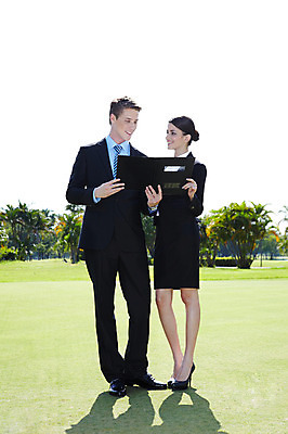 포토 JPG 주간 전신 서양인 외국인 나무 식물 해외기획촬영 해외 라이프스타일 여자 2011년태국 남자 스포츠 포즈 골프 비즈니스 모션 골프장 필드 그림자 서기 미소 웃음 들기 사람 정장 잔디 20대 성인 야외 두명 라이프 초록색 레포츠 구기 비즈니스맨 비즈니스우먼 문서 결재판 결제판 청년만 성인만 국내포토 자연요소 옷 컬러 스포츠시설 레저 표정 인종 청년 생활 사무용품 직장인 결재 파일형식