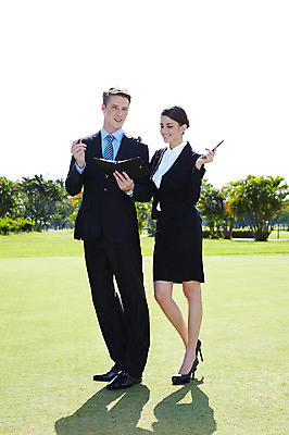 포토 JPG 주간 전신 서양인 외국인 나무 식물 해외기획촬영 해외 라이프스타일 여자 2011년태국 남자 스포츠 포즈 골프 비즈니스 모션 골프장 필드 문구용품 그림자 서기 미소 웃음 들기 사람 정장 잔디 20대 성인 야외 두명 라이프 초록색 레포츠 필기구 펜 볼펜 구기 다이어리 메모지 비즈니스맨 비즈니스우먼 청년만 성인만 국내포토 자연요소 옷 컬러 스포츠시설 레저 표정 인종 청년 생활 사무용품 직장인 오브젝트 파일형식