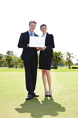 포토 JPG 주간 전신 서양인 외국인 나무 식물 해외기획촬영 해외 라이프스타일 여자 2011년태국 남자 스포츠 포즈 골프 비즈니스 모션 골프장 필드 그림자 서기 미소 웃음 들기 사람 정장 잔디 20대 성인 야외 두명 라이프 초록색 레포츠 노트북 컴퓨터 구기 비즈니스맨 비즈니스우먼 청년만 성인만 국내포토 자연요소 옷 컬러 스포츠시설 레저 표정 인종 청년 생활 전자제품 직장인 파일형식