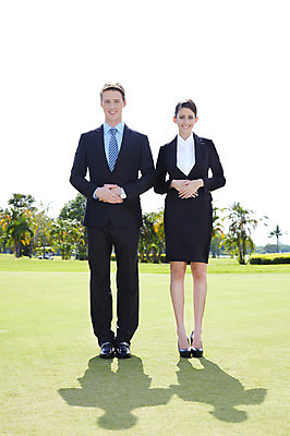 포토 JPG 주간 전신 서양인 외국인 나무 식물 해외기획촬영 해외 라이프스타일 여자 2011년태국 남자 스포츠 포즈 골프 비즈니스 모션 골프장 필드 안내 그림자 서기 미소 웃음 사람 정장 잔디 20대 성인 야외 두명 라이프 초록색 레포츠 구기 인사 비즈니스맨 비즈니스우먼 청년만 성인만 국내포토 자연요소 옷 컬러 스포츠시설 레저 표정 인종 청년 생활 예절 직장인 파일형식