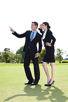 포토 JPG 주간 전신 서양인 외국인 나무 식물 해외기획촬영 해외 라이프스타일 여자 2011년태국 남자 스포츠 허리손 포즈 골프 비즈니스 모션 골프장 필드 그림자 서기 미소 웃음 사람 정장 잔디 20대 성인 야외 두명 라이프 초록색 레포츠 구기 가리킴 비즈니스맨 비즈니스우먼 청년만 성인만 국내포토 자연요소 옷 컬러 스포츠시설 레저 표정 인종 손짓 청년 생활 직장인 파일형식