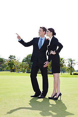 포토 JPG 주간 전신 서양인 외국인 나무 식물 해외기획촬영 해외 라이프스타일 여자 2011년태국 남자 스포츠 허리손 포즈 골프 비즈니스 모션 골프장 필드 그림자 서기 미소 웃음 사람 정장 잔디 20대 성인 야외 두명 라이프 초록색 레포츠 구기 가리킴 비즈니스맨 비즈니스우먼 청년만 성인만 국내포토 자연요소 옷 컬러 스포츠시설 레저 표정 인종 손짓 청년 생활 직장인 파일형식