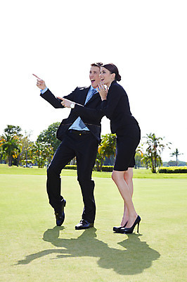 포토 JPG 주간 전신 서양인 외국인 나무 식물 해외기획촬영 해외 라이프스타일 여자 2011년태국 남자 스포츠 포즈 골프 비즈니스 모션 골프장 필드 그림자 서기 미소 웃음 사람 정장 손짓 잔디 20대 성인 야외 두명 라이프 초록색 레포츠 구기 기쁨 가리킴 비즈니스맨 비즈니스우먼 청년만 성인만 국내포토 자연요소 옷 감정 컬러 스포츠시설 레저 표정 인종 청년 생활 직장인 파일형식