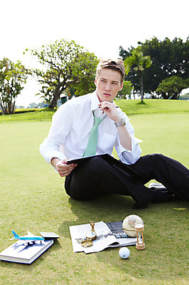 포토 JPG 주간 서양인 외국인 나무 식물 해외기획촬영 해외 라이프스타일 2011년태국 남자 스포츠 포즈 생각 골프 비즈니스 공 골프장 필드 문구용품 골프공 비행기 한명 들기 사람 앉기 정장 잔디 상반신 20대 성인 야외 라이프 책 초록색 레포츠 글로벌 장난감 펜 지구본 구기 다이어리 글로벌비즈니스 메모지 비즈니스맨 신문 나침반 모래시계 고민 한권 남자만 남자한명만 성인남자만 청년만 청년남자만 청년남자한명만 성인한명만 성인남자한명만 성인만 국내포토 자연요소 1 옷 감정 모래 시계 컬러 스포츠시설 항공교통 모션 레저 골프용품 대중교통 인종 청년 생활 간행물 필기구 사무용품 직장인 뉴스 오브젝트 파일형식