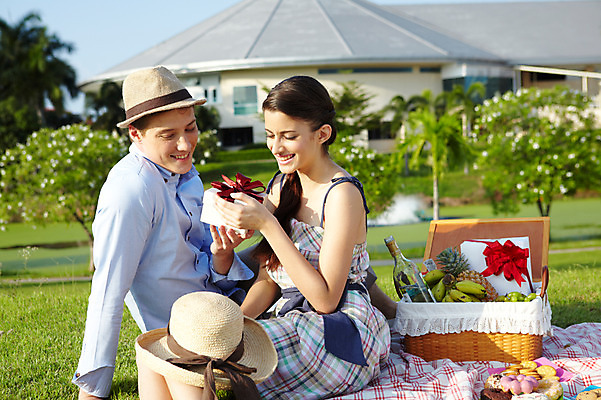 포토 JPG 주간 서양인 외국인 나무 식물 해외기획촬영 모자 해외 라이프스타일 접시 커플 잡화 여자 2011년태국 남자 행복 음식 포즈 과일 모션 술병 유리병 주류 바나나 선물 미소 웃음 들기 사람 앉기 잔디 상반신 20대 성인 야외 두명 건물 라이프 선물상자 상자 소풍 바구니 쿠키 과자 귀여움 다정 도넛 샴페인 천 파인애플 즐거움 외출 피크닉용품 청년만 성인만 국내포토 자연요소 식기 건축물 감정 음료 컨셉 관계 병_용기 디저트 표정 인종 청년 생활 야외활동 직물 열대과일 파일형식