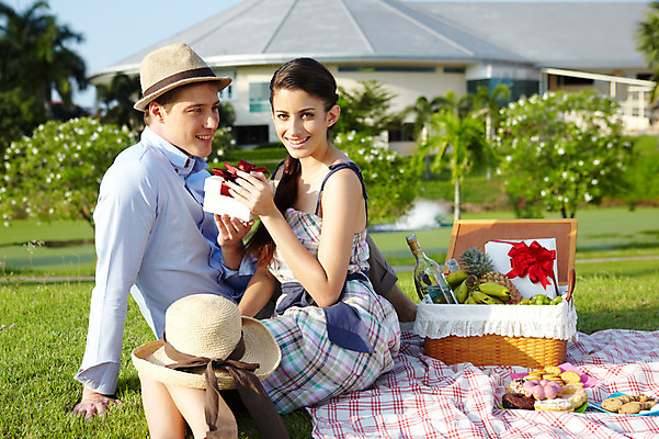 포토 JPG 주간 서양인 외국인 나무 식물 해외기획촬영 모자 해외 라이프스타일 접시 커플 잡화 여자 2011년태국 남자 행복 음식 포즈 과일 모션 술병 유리병 주류 바나나 선물 미소 웃음 들기 사람 앉기 잔디 상반신 20대 성인 야외 두명 건물 라이프 선물상자 상자 소풍 바구니 쿠키 과자 귀여움 다정 도넛 샴페인 천 파인애플 즐거움 외출 피크닉용품 청년만 성인만 국내포토 자연요소 식기 건축물 감정 음료 컨셉 관계 병_용기 디저트 표정 인종 청년 생활 야외활동 직물 열대과일 파일형식