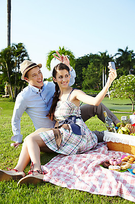 포토 JPG 주간 전신 서양인 외국인 나무 식물 해외기획촬영 모자 해외 라이프스타일 접시 커플 잡화 여자 2011년태국 남자 행복 음식 포즈 과일 모션 술병 유리병 주류 바나나 미소 웃음 들기 사람 앉기 잔디 20대 성인 야외 두명 라이프 소풍 바구니 쿠키 과자 카메라 귀여움 사진촬영 다정 도넛 디지털카메라 셀프카메라 천 파인애플 즐거움 외출 피크닉용품 청년만 성인만 국내포토 자연요소 식기 감정 음료 컨셉 관계 병_용기 디저트 표정 인종 청년 생활 전자제품 야외활동 촬영 직물 열대과일 파일형식