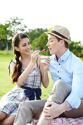 포토 JPG 주간 서양인 외국인 나무 식물 해외기획촬영 모자 해외 라이프스타일 커플 잡화 여자 2011년태국 남자 행복 음식 포즈 모션 미소 웃음 들기 사람 앉기 잔디 상반신 20대 성인 야외 두명 라이프 소풍 귀여움 케이크 다정 컵케이크 천 먹기 먹여주기 즐거움 외출 청년만 성인만 국내포토 자연요소 감정 컨셉 관계 디저트 표정 인종 청년 생활 야외활동 직물 파일형식