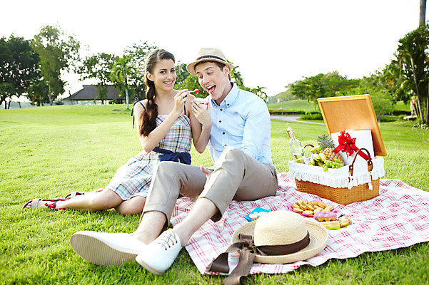 포토 JPG 주간 전신 서양인 외국인 나무 식물 해외기획촬영 모자 해외 라이프스타일 접시 커플 잡화 여자 2011년태국 남자 행복 여유 음식 포즈 과일 모션 술병 유리병 휴식 주류 바나나 선물 미소 웃음 들기 사람 앉기 잔디 20대 성인 야외 두명 라이프 선물상자 상자 소풍 바구니 쿠키 과자 귀여움 케이크 다정 도넛 샴페인 컵케이크 천 먹기 먹여주기 파인애플 즐거움 외출 피크닉용품 청년만 성인만 국내포토 자연요소 식기 감정 음료 컨셉 관계 병_용기 디저트 표정 인종 청년 생활 야외활동 직물 열대과일 파일형식