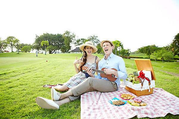 포토 JPG 주간 전신 서양인 외국인 나무 식물 해외기획촬영 모자 해외 라이프스타일 접시 커플 잡화 여자 2011년태국 남자 행복 악기 음식 포즈 연주 과일 노래 모션 현악기 술병 유리병 주류 바나나 선물 미소 웃음 들기 사람 앉기 잔디 20대 성인 야외 두명 라이프 선물상자 상자 소풍 바구니 쿠키 과자 귀여움 다정 외침 도넛 샴페인 우쿨렐레 천 파인애플 즐거움 외출 피크닉용품 청년만 성인만 국내포토 자연요소 식기 감정 음료 음악 컨셉 관계 병_용기 디저트 표정 인종 청년 생활 야외활동 소리 직물 열대과일 파일형식
