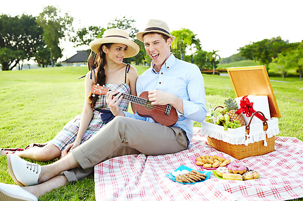 포토 JPG 주간 전신 서양인 외국인 나무 식물 해외기획촬영 모자 해외 라이프스타일 접시 커플 잡화 여자 2011년태국 남자 행복 악기 음식 포즈 연주 과일 노래 모션 현악기 술병 유리병 주류 바나나 선물 미소 웃음 들기 사람 앉기 잔디 20대 성인 야외 두명 라이프 선물상자 상자 소풍 바구니 쿠키 과자 귀여움 다정 외침 도넛 샴페인 우쿨렐레 천 파인애플 즐거움 외출 피크닉용품 청년만 성인만 국내포토 자연요소 식기 감정 음료 음악 컨셉 관계 병_용기 디저트 표정 인종 청년 생활 야외활동 소리 직물 열대과일 파일형식