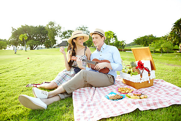 포토 JPG 주간 전신 서양인 외국인 나무 식물 해외기획촬영 모자 해외 라이프스타일 접시 커플 잡화 여자 2011년태국 남자 행복 여유 악기 음식 포즈 연주 과일 모션 현악기 술병 유리병 휴식 주류 바나나 선물 미소 웃음 들기 사람 앉기 잔디 20대 성인 야외 두명 라이프 선물상자 상자 소풍 바구니 쿠키 과자 귀여움 다정 도넛 샴페인 우쿨렐레 천 파인애플 즐거움 외출 피크닉용품 청년만 성인만 국내포토 자연요소 식기 감정 음료 음악 컨셉 관계 병_용기 디저트 표정 인종 청년 생활 야외활동 직물 열대과일 파일형식