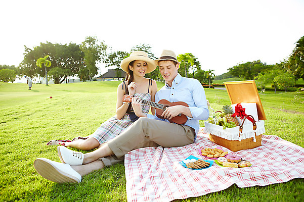 포토 JPG 주간 전신 서양인 외국인 나무 식물 해외기획촬영 모자 해외 라이프스타일 접시 커플 잡화 여자 2011년태국 남자 행복 여유 악기 음식 포즈 연주 과일 모션 현악기 술병 유리병 휴식 주류 바나나 선물 미소 웃음 들기 사람 앉기 잔디 20대 성인 야외 두명 라이프 선물상자 상자 소풍 바구니 쿠키 과자 귀여움 다정 도넛 샴페인 우쿨렐레 천 파인애플 즐거움 외출 피크닉용품 청년만 성인만 국내포토 자연요소 식기 감정 음료 음악 컨셉 관계 병_용기 디저트 표정 인종 청년 생활 야외활동 직물 열대과일 파일형식