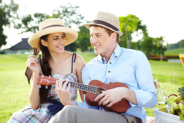 포토 JPG 주간 서양인 외국인 나무 식물 해외기획촬영 모자 해외 라이프스타일 커플 잡화 여자 2011년태국 남자 행복 악기 음식 포즈 연주 과일 모션 현악기 술병 유리병 주류 바나나 미소 웃음 들기 사람 앉기 잔디 상반신 20대 성인 야외 두명 라이프 소풍 귀여움 다정 우쿨렐레 즐거움 외출 청년만 성인만 국내포토 자연요소 감정 음료 음악 컨셉 관계 병_용기 표정 인종 청년 생활 야외활동 파일형식