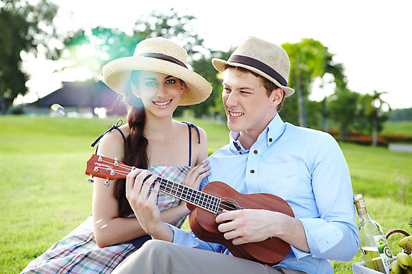 포토 JPG 주간 서양인 외국인 나무 식물 해외기획촬영 모자 해외 라이프스타일 커플 잡화 여자 2011년태국 남자 행복 악기 음식 포즈 연주 과일 모션 현악기 술병 유리병 주류 바나나 미소 웃음 들기 사람 앉기 잔디 상반신 20대 성인 야외 두명 건물 라이프 소풍 귀여움 다정 비눗방울 우쿨렐레 즐거움 외출 청년만 성인만 국내포토 자연요소 건축물 감정 음료 음악 컨셉 관계 병_용기 표정 인종 청년 생활 야외활동 파일형식