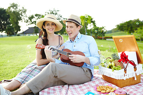 포토 JPG 주간 전신 서양인 외국인 나무 식물 해외기획촬영 모자 해외 라이프스타일 접시 커플 잡화 여자 2011년태국 남자 행복 여유 악기 음식 포즈 연주 과일 모션 현악기 술병 유리병 휴식 주류 바나나 선물 미소 웃음 들기 사람 앉기 잔디 20대 성인 야외 두명 건물 라이프 선물상자 상자 소풍 바구니 쿠키 과자 귀여움 다정 비눗방울 도넛 샴페인 우쿨렐레 천 파인애플 즐거움 외출 피크닉용품 청년만 성인만 국내포토 자연요소 식기 건축물 감정 음료 음악 컨셉 관계 병_용기 디저트 표정 인종 청년 생활 야외활동 직물 열대과일 파일형식