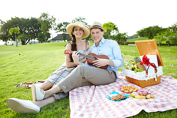 포토 JPG 주간 전신 서양인 외국인 나무 식물 해외기획촬영 모자 해외 라이프스타일 접시 커플 잡화 여자 2011년태국 남자 행복 여유 악기 음식 포즈 연주 과일 모션 현악기 술병 유리병 휴식 주류 바나나 선물 미소 웃음 들기 사람 앉기 잔디 20대 성인 야외 두명 건물 라이프 선물상자 상자 소풍 바구니 쿠키 과자 귀여움 다정 비눗방울 도넛 샴페인 우쿨렐레 천 파인애플 즐거움 외출 피크닉용품 청년만 성인만 국내포토 자연요소 식기 건축물 감정 음료 음악 컨셉 관계 병_용기 디저트 표정 인종 청년 생활 야외활동 직물 열대과일 파일형식