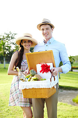 포토 JPG 주간 서양인 외국인 나무 식물 해외기획촬영 모자 해외 라이프스타일 커플 잡화 여자 2011년태국 남자 행복 여유 음식 포즈 과일 모션 술병 유리병 휴식 주류 바나나 선물 서기 미소 웃음 들기 사람 잔디 상반신 20대 성인 야외 두명 건물 라이프 선물상자 상자 소풍 바구니 귀여움 다정 샴페인 파인애플 즐거움 외출 피크닉용품 청년만 성인만 국내포토 자연요소 건축물 감정 음료 컨셉 관계 병_용기 표정 인종 청년 생활 야외활동 열대과일 파일형식