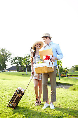 포토 JPG 주간 전신 서양인 외국인 나무 식물 해외기획촬영 모자 해외 라이프스타일 커플 잡화 여자 2011년태국 남자 행복 여유 음식 포즈 가방 과일 모션 술병 유리병 휴식 주류 바나나 선물 서기 미소 웃음 들기 사람 잔디 20대 성인 야외 두명 건물 라이프 선물상자 상자 소풍 바구니 귀여움 캐리어 여행가방 다정 샴페인 파인애플 즐거움 외출 피크닉용품 청년만 성인만 국내포토 자연요소 건축물 감정 음료 컨셉 관계 병_용기 표정 인종 청년 생활 야외활동 열대과일 파일형식