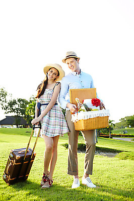 포토 JPG 주간 전신 서양인 외국인 나무 식물 해외기획촬영 모자 해외 라이프스타일 커플 잡화 여자 2011년태국 남자 행복 여유 음식 포즈 가방 과일 모션 술병 유리병 휴식 주류 바나나 선물 서기 미소 웃음 들기 사람 잔디 20대 성인 야외 두명 건물 라이프 선물상자 상자 소풍 바구니 귀여움 캐리어 여행가방 다정 샴페인 파인애플 즐거움 외출 피크닉용품 청년만 성인만 국내포토 자연요소 건축물 감정 음료 컨셉 관계 병_용기 표정 인종 청년 생활 야외활동 열대과일 파일형식