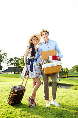 포토 JPG 주간 전신 서양인 외국인 나무 식물 해외기획촬영 모자 해외 라이프스타일 커플 잡화 여자 2011년태국 남자 행복 음식 포즈 가방 과일 모션 술병 유리병 주류 바나나 선물 서기 미소 웃음 들기 사람 잔디 20대 성인 야외 두명 건물 라이프 선물상자 상자 소풍 바구니 귀여움 캐리어 여행가방 다정 샴페인 파인애플 즐거움 외출 피크닉용품 청년만 성인만 국내포토 자연요소 건축물 감정 음료 컨셉 관계 병_용기 표정 인종 청년 생활 야외활동 열대과일 파일형식