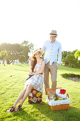 포토 JPG 주간 전신 서양인 외국인 나무 식물 해외기획촬영 모자 해외 라이프스타일 커플 잡화 여자 2011년태국 남자 행복 음식 포즈 가방 과일 모션 술병 유리병 주류 바나나 선물 서기 미소 웃음 사람 앉기 잔디 20대 성인 야외 두명 라이프 선물상자 상자 소풍 바구니 귀여움 캐리어 여행가방 다정 샴페인 파인애플 즐거움 외출 피크닉용품 청년만 성인만 국내포토 자연요소 감정 음료 컨셉 관계 병_용기 표정 인종 청년 생활 야외활동 열대과일 파일형식