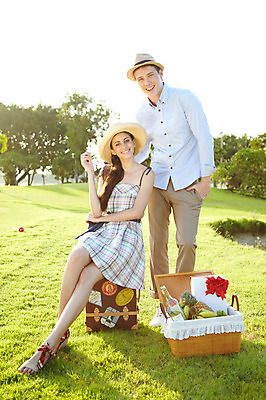 포토 JPG 주간 전신 서양인 외국인 나무 식물 해외기획촬영 모자 해외 라이프스타일 커플 잡화 여자 2011년태국 남자 행복 여유 음식 포즈 가방 과일 모션 술병 유리병 휴식 주류 바나나 선물 서기 미소 웃음 사람 앉기 잔디 20대 성인 야외 두명 라이프 선물상자 상자 소풍 바구니 귀여움 캐리어 여행가방 다정 샴페인 파인애플 즐거움 외출 피크닉용품 청년만 성인만 국내포토 자연요소 감정 음료 컨셉 관계 병_용기 표정 인종 청년 생활 야외활동 열대과일 파일형식