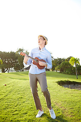 포토 JPG 주간 전신 서양인 외국인 나무 식물 해외기획촬영 모자 해외 라이프스타일 잡화 2011년태국 남자 행복 여유 악기 포즈 연주 장난 노래 모션 현악기 휴식 한명 서기 미소 웃음 들기 사람 잔디 20대 성인 야외 라이프 소풍 우쿨렐레 즐거움 외출 남자만 남자한명만 성인남자만 청년만 청년남자만 청년남자한명만 성인한명만 성인남자한명만 성인만 국내포토 자연요소 1 감정 음악 컨셉 표정 인종 청년 생활 야외활동 파일형식