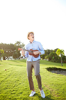 포토 JPG 주간 전신 서양인 외국인 나무 식물 해외기획촬영 모자 해외 라이프스타일 잡화 2011년태국 남자 행복 여유 악기 포즈 연주 장난 노래 모션 현악기 휴식 한명 서기 들기 사람 잔디 20대 성인 야외 라이프 소풍 우쿨렐레 즐거움 외출 남자만 남자한명만 성인남자만 청년만 청년남자만 청년남자한명만 성인한명만 성인남자한명만 성인만 국내포토 자연요소 1 감정 음악 컨셉 인종 청년 생활 야외활동 파일형식