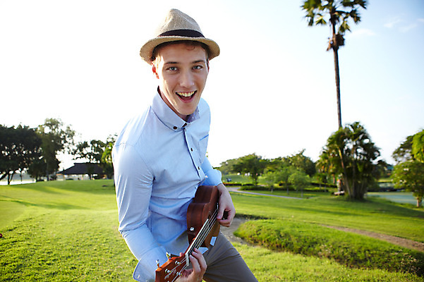 포토 JPG 주간 서양인 외국인 나무 식물 해외기획촬영 모자 해외 라이프스타일 잡화 2011년태국 남자 행복 악기 포즈 연주 장난 모션 현악기 한명 서기 미소 웃음 들기 사람 잔디 상반신 20대 성인 야외 라이프 소풍 우쿨렐레 즐거움 외출 남자만 남자한명만 성인남자만 청년만 청년남자만 청년남자한명만 성인한명만 성인남자한명만 성인만 국내포토 자연요소 1 감정 음악 표정 인종 청년 생활 야외활동 파일형식