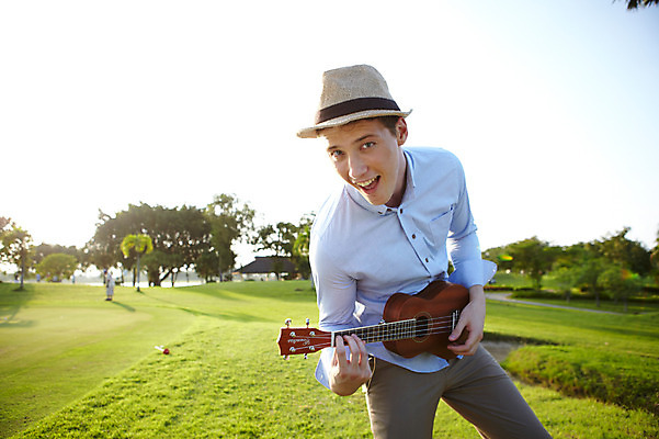 포토 JPG 주간 서양인 외국인 나무 식물 해외기획촬영 모자 해외 라이프스타일 잡화 2011년태국 남자 행복 악기 포즈 연주 장난 모션 현악기 한명 서기 미소 웃음 들기 사람 잔디 상반신 20대 성인 야외 라이프 소풍 우쿨렐레 즐거움 외출 남자만 남자한명만 성인남자만 청년만 청년남자만 청년남자한명만 성인한명만 성인남자한명만 성인만 국내포토 자연요소 1 감정 음악 표정 인종 청년 생활 야외활동 파일형식