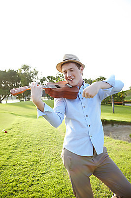 포토 JPG 주간 서양인 외국인 나무 식물 해외기획촬영 모자 해외 라이프스타일 잡화 2011년태국 남자 행복 여유 악기 포즈 연주 장난 현악기 휴식 실내 한명 서기 웃음 들기 사람 잔디 상반신 20대 성인 야외 라이프 소풍 우쿨렐레 외출 남자만 남자한명만 성인남자만 청년만 청년남자만 청년남자한명만 성인한명만 성인남자한명만 성인만 국내포토 자연요소 1 감정 음악 컨셉 모션 표정 인종 청년 내부 생활 야외활동 파일형식