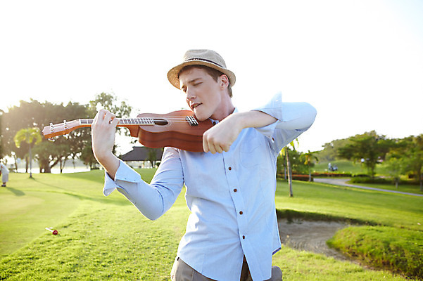 포토 JPG 주간 서양인 외국인 나무 식물 해외기획촬영 모자 해외 라이프스타일 잡화 2011년태국 남자 행복 악기 포즈 연주 장난 모션 현악기 한명 서기 미소 웃음 들기 사람 잔디 상반신 20대 성인 야외 라이프 소풍 우쿨렐레 즐거움 외출 남자만 남자한명만 성인남자만 청년만 청년남자만 청년남자한명만 성인한명만 성인남자한명만 성인만 국내포토 자연요소 1 감정 음악 표정 인종 청년 생활 야외활동 파일형식