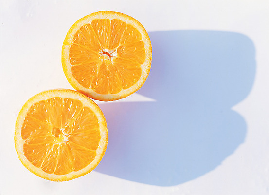 포토 JPG 스튜디오촬영 열매 음식 컬러 조각 오렌지 과일 단면 실내 그림자 근접촬영 사람없음 아웃포커스 농작물 하이앵글 주황색 두개 껍질 자르기 반쪽 슬라이스 과육 국내포토 식물 뷰포인트 2 농업 모션 촬영기법 내부 파일형식