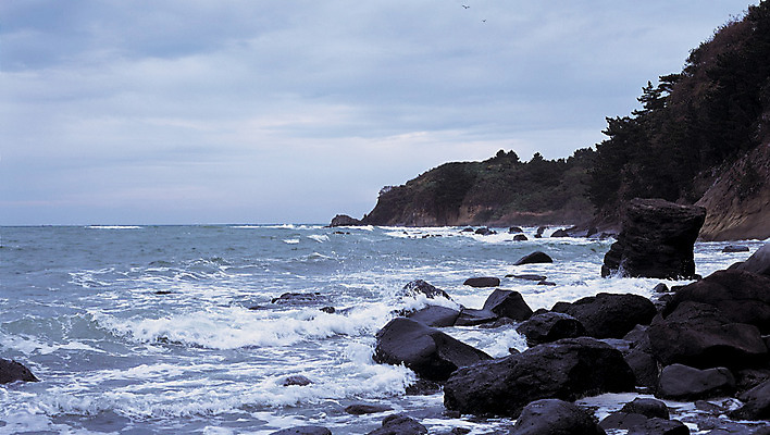 포토 JPG 주간 구름 파도 바다 컬러 섬 자연현상 자연 하늘 한국 풍경 해변 사람없음 야외 돌_바위 바위 급류 돌산 국내포토 자연요소 아시아 산 생태계 파일형식