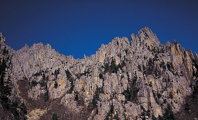 포토 JPG 주간 나무 식물 로우앵글 컬러 자연 하늘 산 한국 파노라마 풍경 사람없음 야외 관광지 돌_바위 바위 돌산 산기슭 금강산 만물상 국내포토 자연요소 아시아 뷰포인트 여행 바위산 촬영기법 생태계 파일형식