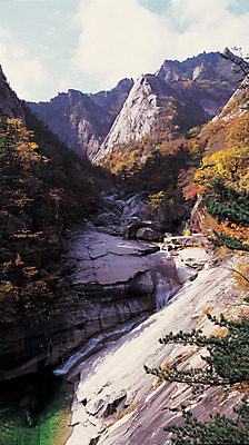 포토 JPG 주간 나무 식물 구름 계절 컬러 단풍 자연 하늘 단풍나무 산 한국 파노라마 풍경 사람없음 야외 물 관광지 하이앵글 계곡 흐름 가을 돌_바위 바위 돌산 산기슭 금강산 국내포토 자연요소 아시아 뷰포인트 여행 컨셉 잎 촬영기법 생태계 파일형식